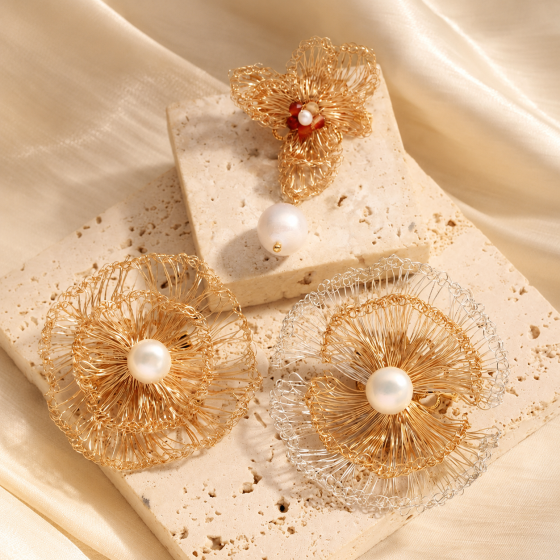 Copper wire hand-drawn flower brooch